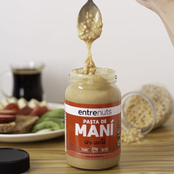 Deliciosa pasta de maní cayendo dentro del frasco