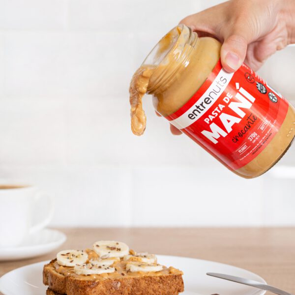 Pasta de maní deliciosa sobre tostada