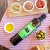 Botella de aceite de oliva Laur en una mesa con aderezos